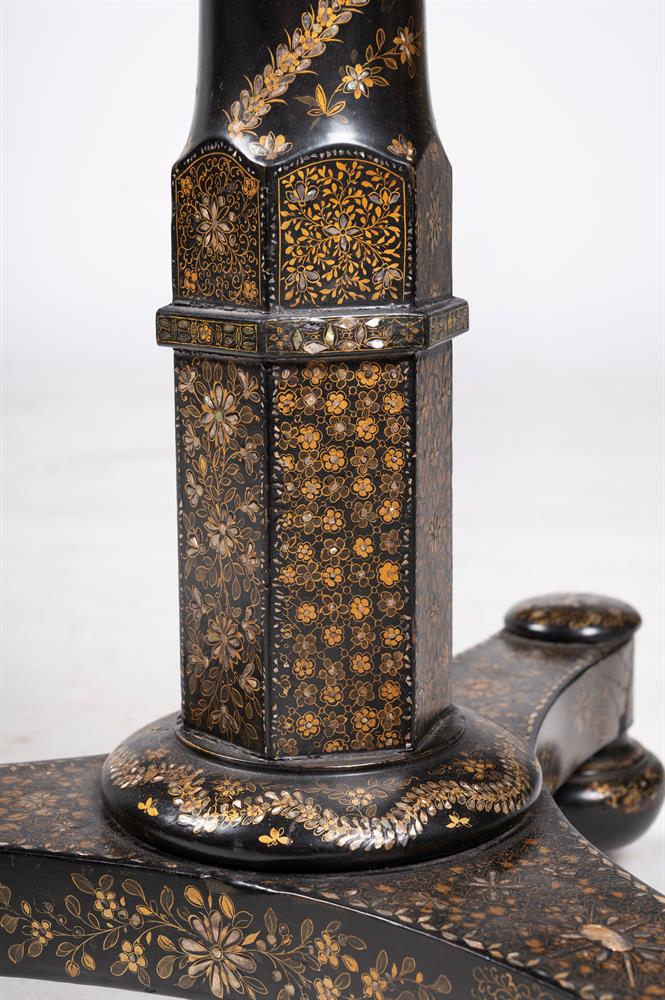 Y A BLACK LACQUER CHINOISERIE DECORATED AND MOTHER OF PEARL INLAID TRIPOD GAMES TABLE, 19TH CENTURY - Image 10 of 10