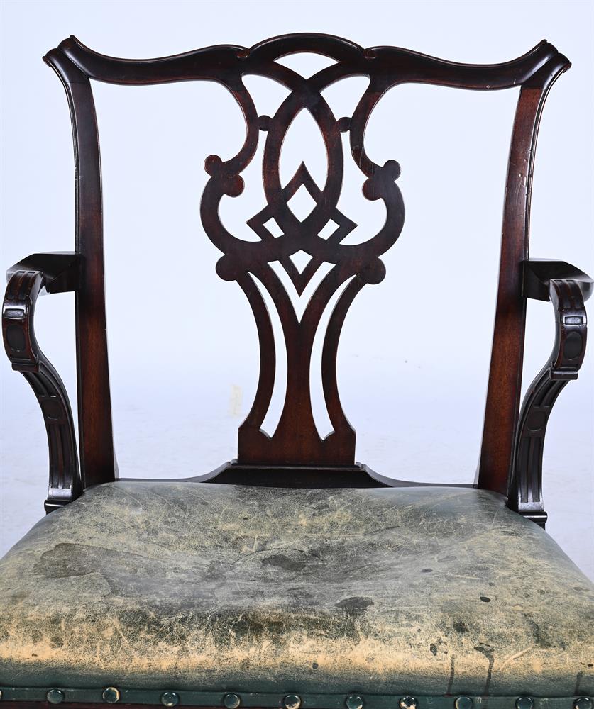 A GEORGE III MAHOGANY AND LEATHER UPHOLSTERED OPEN ARMCHAIR, CIRCA 1800 - Image 4 of 4