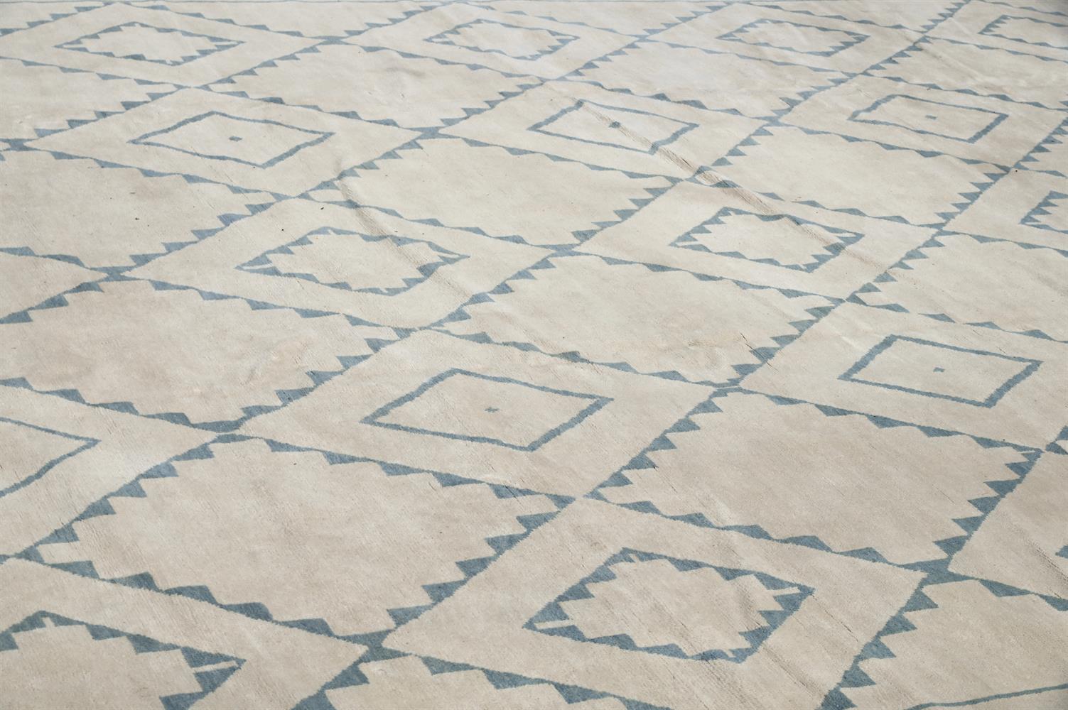 A LARGE CREAM AND BLUE GEOMETRIC CARPET - Image 4 of 4