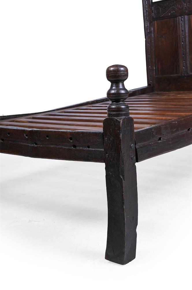 AN OAK BED INCORPORATING ASSOCIATED 17TH CENTURY AND LATER ELEMENTS - Image 5 of 5