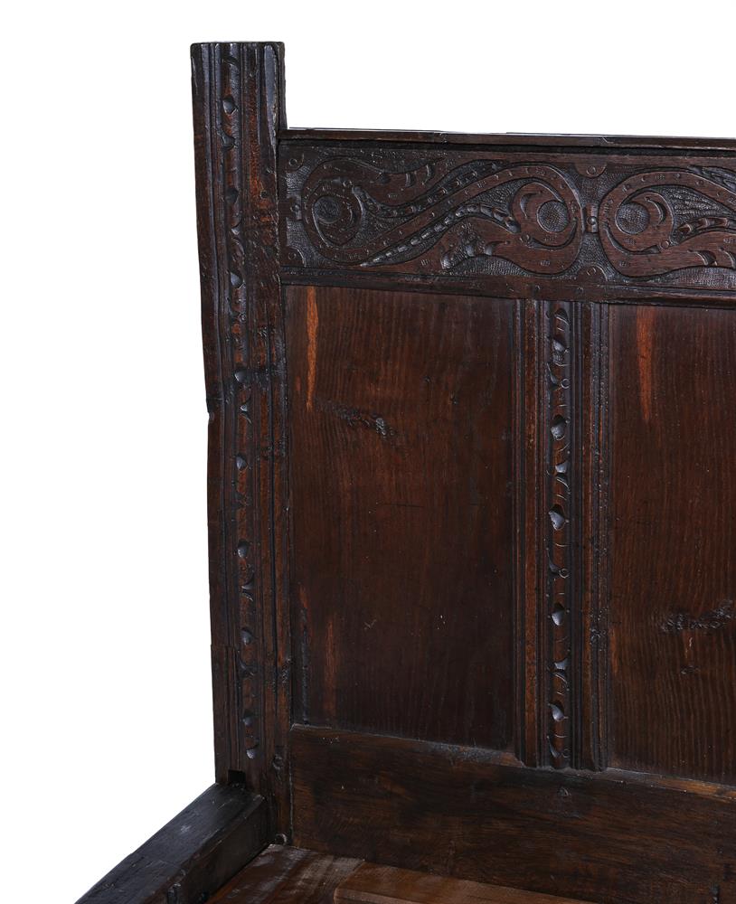 AN OAK BED INCORPORATING ASSOCIATED 17TH CENTURY AND LATER ELEMENTS - Image 3 of 5