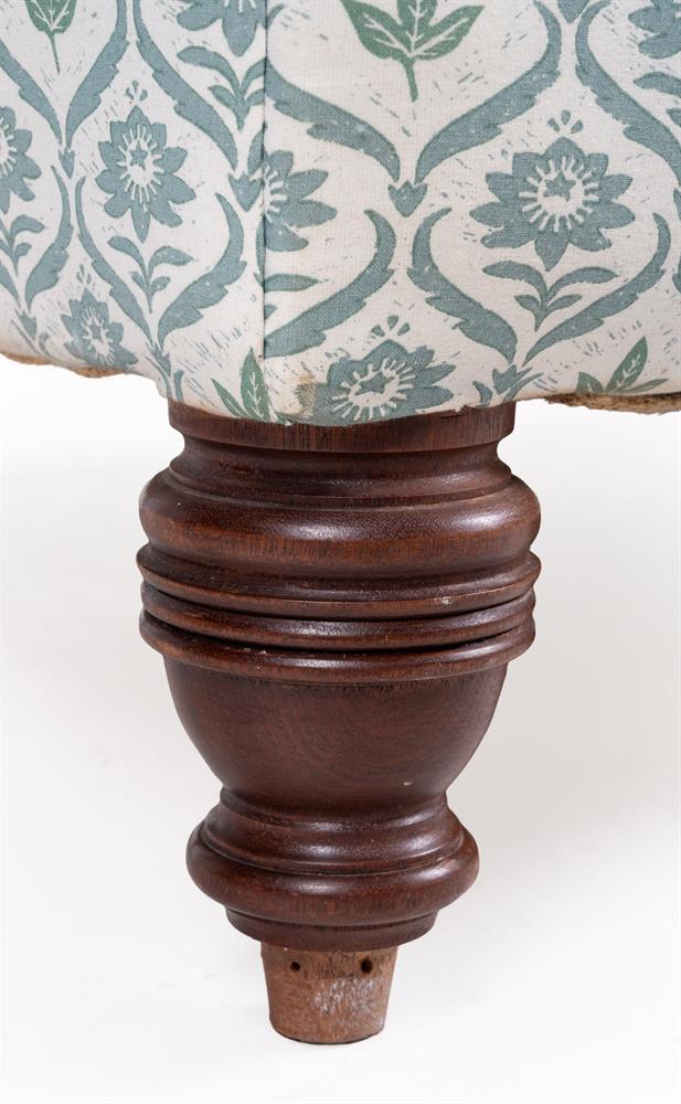 A TWO SEATER SOFA, IN THE MANNER OF HOWARD AND SONS, LATE 20TH CENTURY - Image 2 of 2