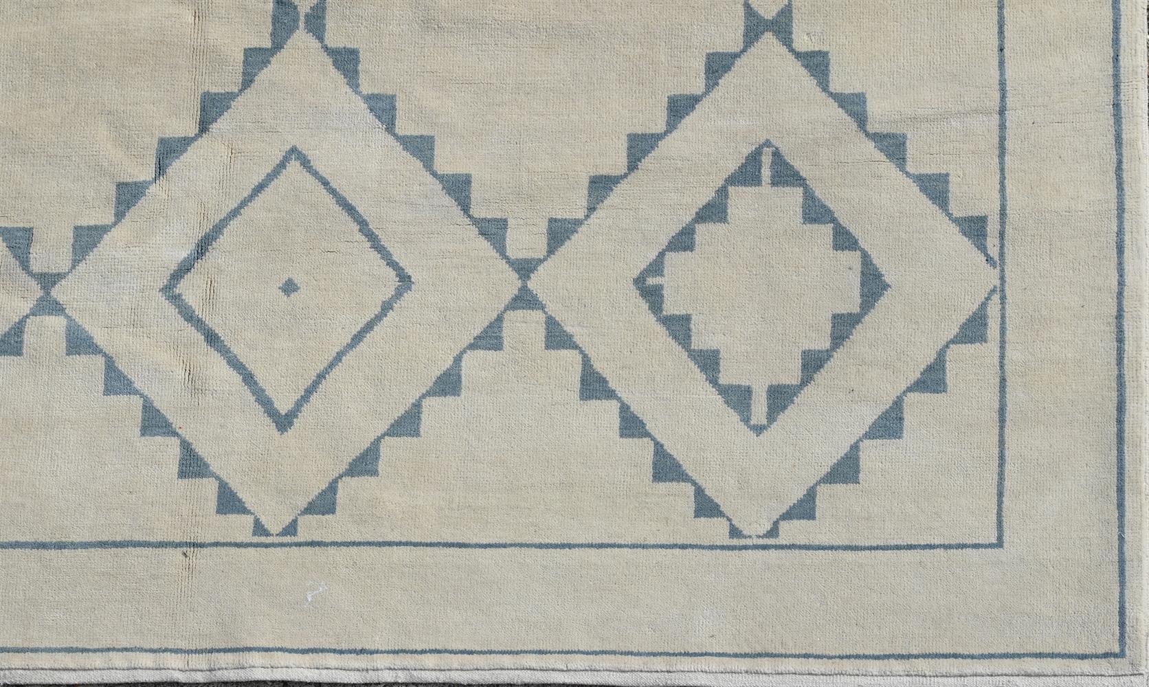 A LARGE CREAM AND BLUE GEOMETRIC CARPET - Image 3 of 4
