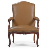 A CARVED WOOD AND BROWN LEATHER UPHOLSTERED ARMCHAIR, IN LOUIS XVI STYLE, EARLY 20TH CENTURY