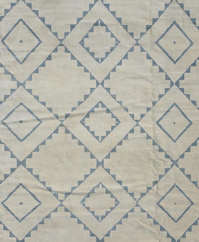 A LARGE CREAM AND BLUE GEOMETRIC CARPET - Image 2 of 4