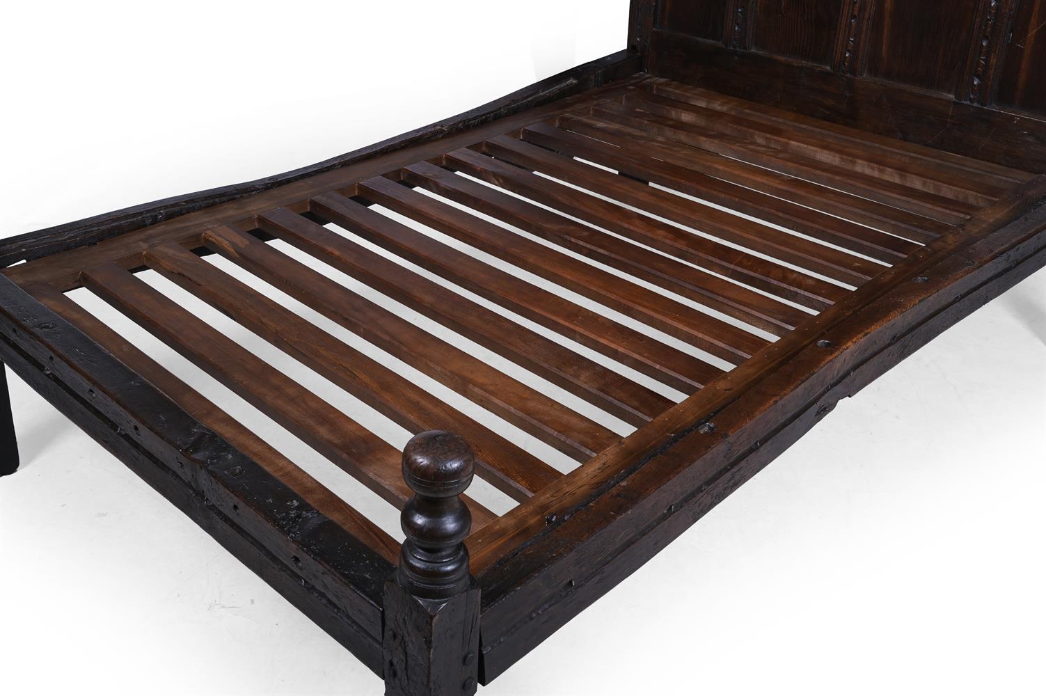 AN OAK BED INCORPORATING ASSOCIATED 17TH CENTURY AND LATER ELEMENTS - Image 4 of 5