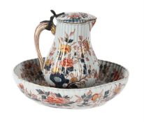 A FLORAL PAINTED WATER JUG AND BASIN, OF EDME SAMSOM TYPE, IN IMARI STYLE, LATE 19TH CENTURY