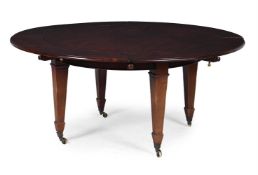 A MAHOGANY ROUND EXTENDING DINING TABLE, LATE 19TH OR EARLY 20TH CENTURY