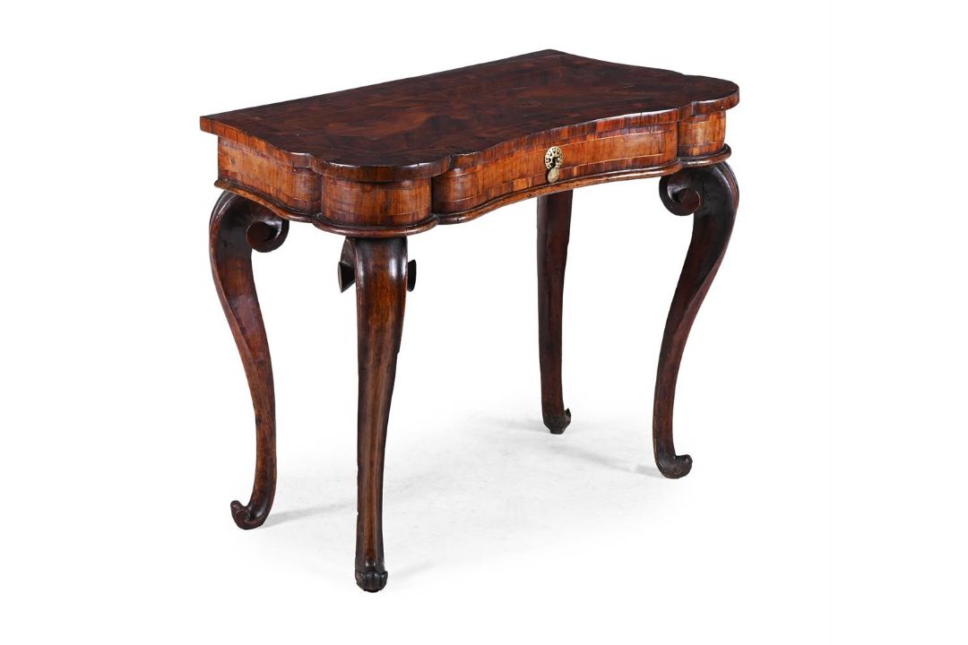 Y AN ITALIAN ROSEWOOD, WALNUT AND CEDAR SERPENTINE SIDE TABLE, LATE 18TH CENTURY - Image 1 of 4