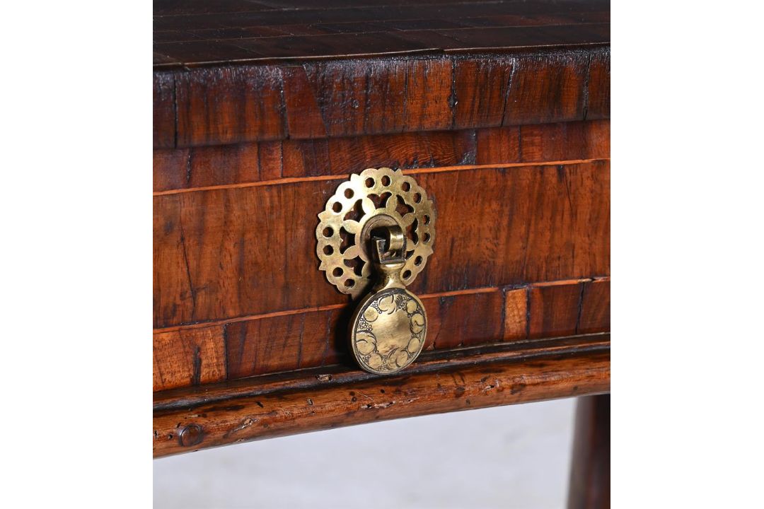 Y AN ITALIAN ROSEWOOD, WALNUT AND CEDAR SERPENTINE SIDE TABLE, LATE 18TH CENTURY - Image 4 of 4