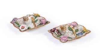 A PAIR OF WORCESTER (FLIGHT, BARR & BARR) FLOWER-ENCRUSTED PIN TRAYS, CIRCA 1810