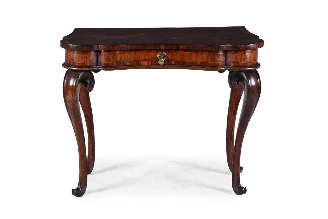Y AN ITALIAN ROSEWOOD, WALNUT AND CEDAR SERPENTINE SIDE TABLE, LATE 18TH CENTURY - Image 2 of 4