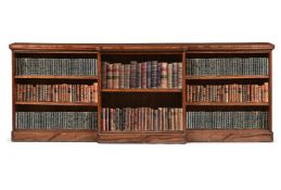 AN EARLY VICTORIAN FIGURED OAK BREAKFRONT LOW OPEN BOOKCASE, CIRCA 1840