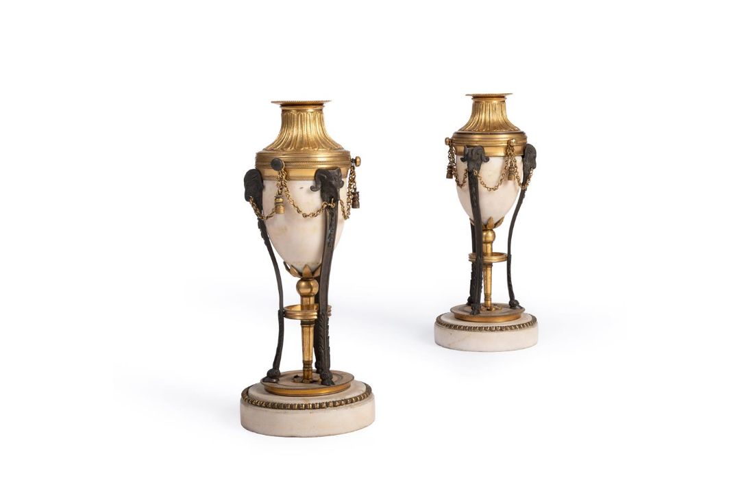 A PAIR OF GEORGE III GILT AND PATINATED METAL MOUNTED WHITE MARBLE CASSOLETTES, CIRCA 1800 - Image 2 of 3