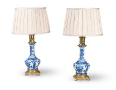 A PAIR OF FRENCH GILT BRONZE MOUNTED BLUE AND WHITE CHINESE STYLE CERAMIC LAMP BASES