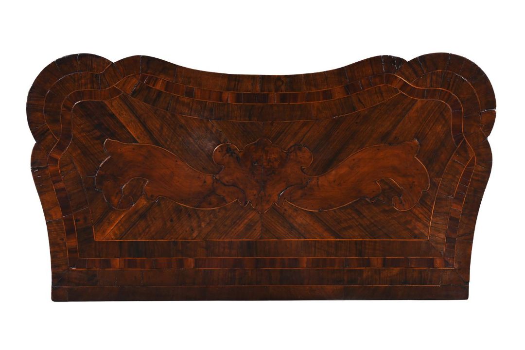 Y AN ITALIAN ROSEWOOD, WALNUT AND CEDAR SERPENTINE SIDE TABLE, LATE 18TH CENTURY - Image 3 of 4