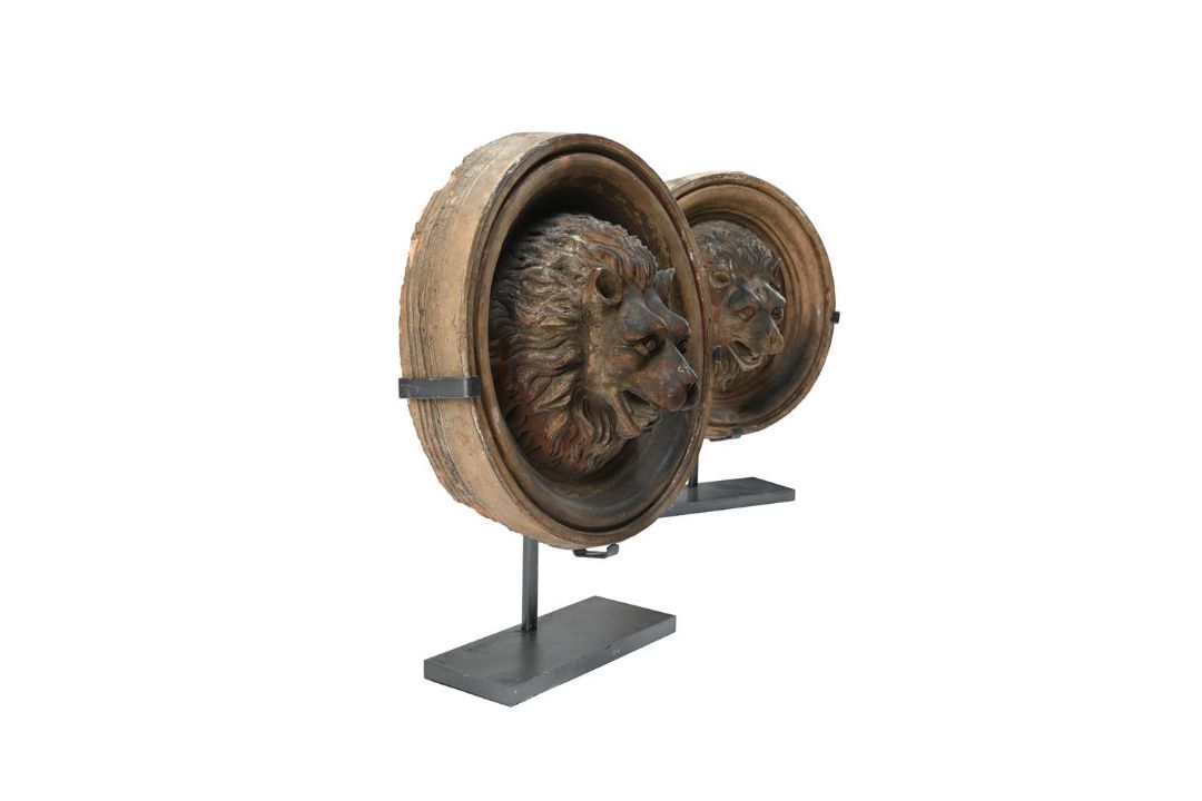 A PAIR OF TERRACOTTA HIGH RELIEF LION MASK ROUNDELS, PROBABLY ITALIAN, EARLY 19TH CENTURY - Image 2 of 4