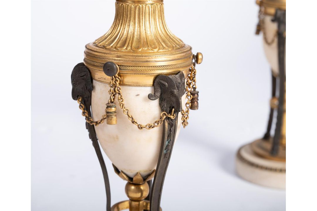 A PAIR OF GEORGE III GILT AND PATINATED METAL MOUNTED WHITE MARBLE CASSOLETTES, CIRCA 1800 - Image 3 of 3