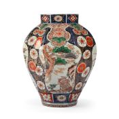 A JAPANESE OCTAGONAL IMARI VASE, EDO PERIOD, LATE 17TH CENTURY
