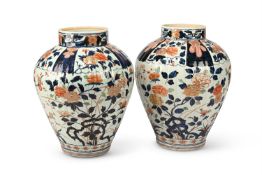 A PAIR OF JAPANESE IMARI VASES, EDO PERIOD, LATE 17TH CENTURY