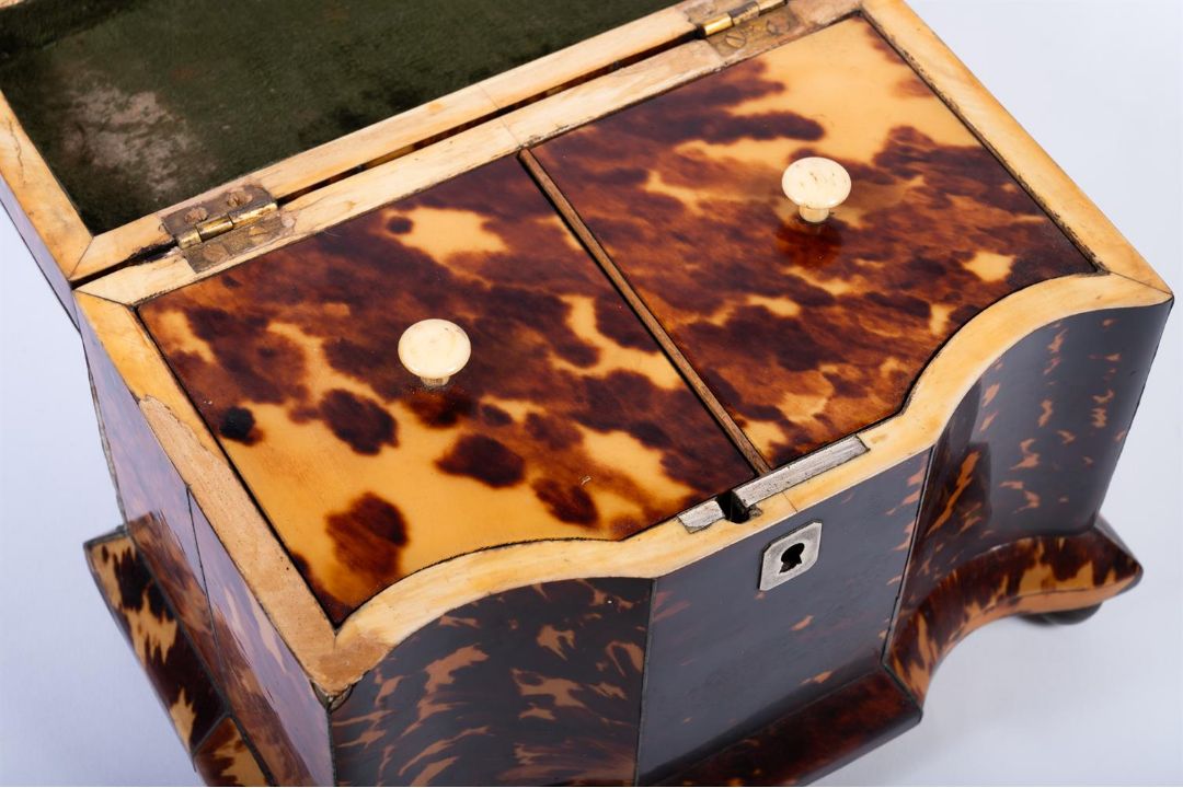 Y A GROUP OF FOUR GEORGE III TORTOISESHELL TEA CADDIES, CIRCA 1780 - Image 4 of 4