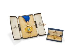 A CASED 9 CARAT GOLD AND ENAMEL BADGE OF OFFICE FOR THE MAYOR OF PLYMOUTH