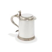 A WILLIAM III SILVER TANKARD