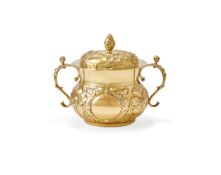 A SILVER GILT BALUSTER PORRINGER AND COVER