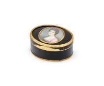 Y A GOLD MOUNTED TORTOISESHELL PORTRAIT SNUFF BOX