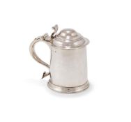 A GEORGE I SILVER BRITANNIA STANDARD LIDDED TANKARD