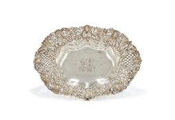 AN AMERICAN SILVER SHAPED OVAL PIERCED BASKET