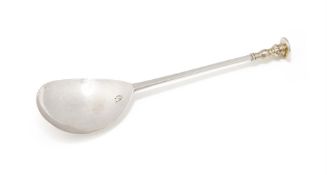 A 17TH CENTURY SILVER SEAL TOP SPOON