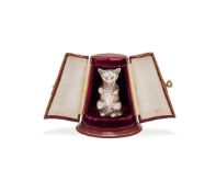 A CASED VICTORIAN SILVER NOVELTY CAT PEPPERETTE