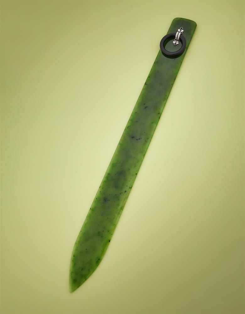 A FRENCH ART DECO NEPHRITE, ONYX AND DIAMOND PAPER KNIFE - Image 2 of 5