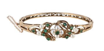 AN EMERALD AND CULTURED PEARL BANGLE