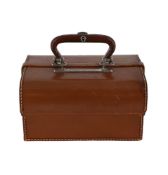 AN EARLY 20TH CENTURY TAN LEATHER JEWELLERY CASE
