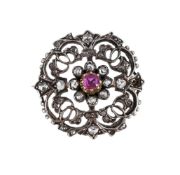 AN EARLY 20TH CENTURY PINK SAPPHIRE AND DIAMOND BROOCH