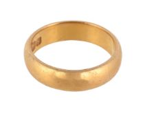 A 22 CARAT GOLD BAND RING