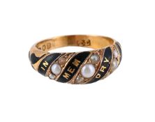 A VICTORIAN 18 CARAT GOLD MOURNING RING