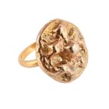 SIR GARETH CLAYTON, A 14 CARAT GOLD DRESS RING