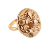 SIR GARETH CLAYTON, A 14 CARAT GOLD DRESS RING