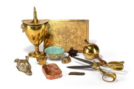 A QUANTITY OF COLLECTABLE COPPER AND BRASS ITEMS, 19TH AND 20TH CENTURY