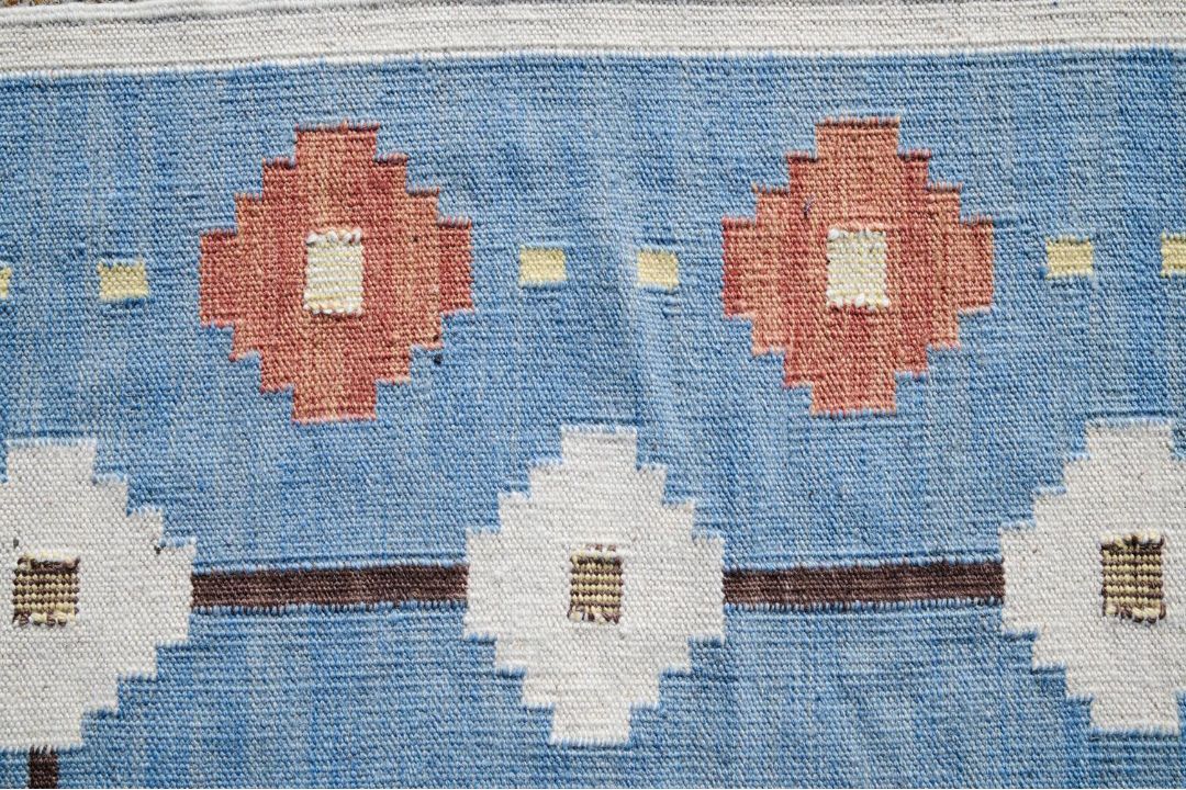 A LARGE FLATWOVEN KILIM, IN SWEDISH STYLE - Image 2 of 3