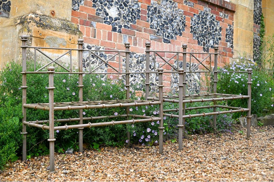A PAIR OF TUBULAR AND PAINTED METAL BENCHES, SECOND HALF 20TH CENTURY