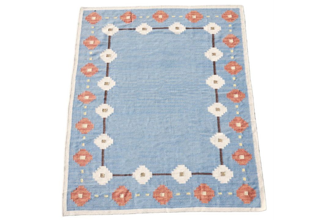 A LARGE FLATWOVEN KILIM, IN SWEDISH STYLE - Image 1 of 3