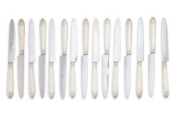 A SET OF FIFTEEN SILVER HANDLED TABLE KNIVES