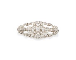 A MID 20TH CENTURY DIAMOND BROOCH