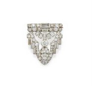 AN ART DECO DIAMOND BROOCH