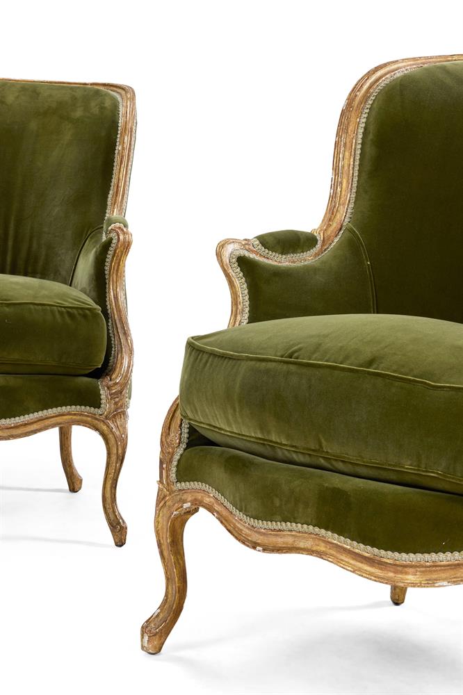 ‡ A PAIR OF LOUIS XV GILTWOOD BERGÈRES EN GONDOLE, BY JEAN-JACQUES POTHIER - Image 3 of 5