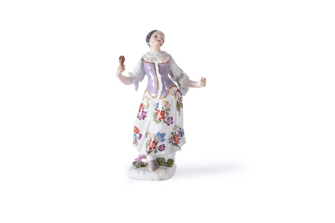 A MEISSEN FIGURE OF COLUMBINE FROM THE COMMEDIA DELL'ARTE, MID 18TH CENTURY - Image 1 of 3